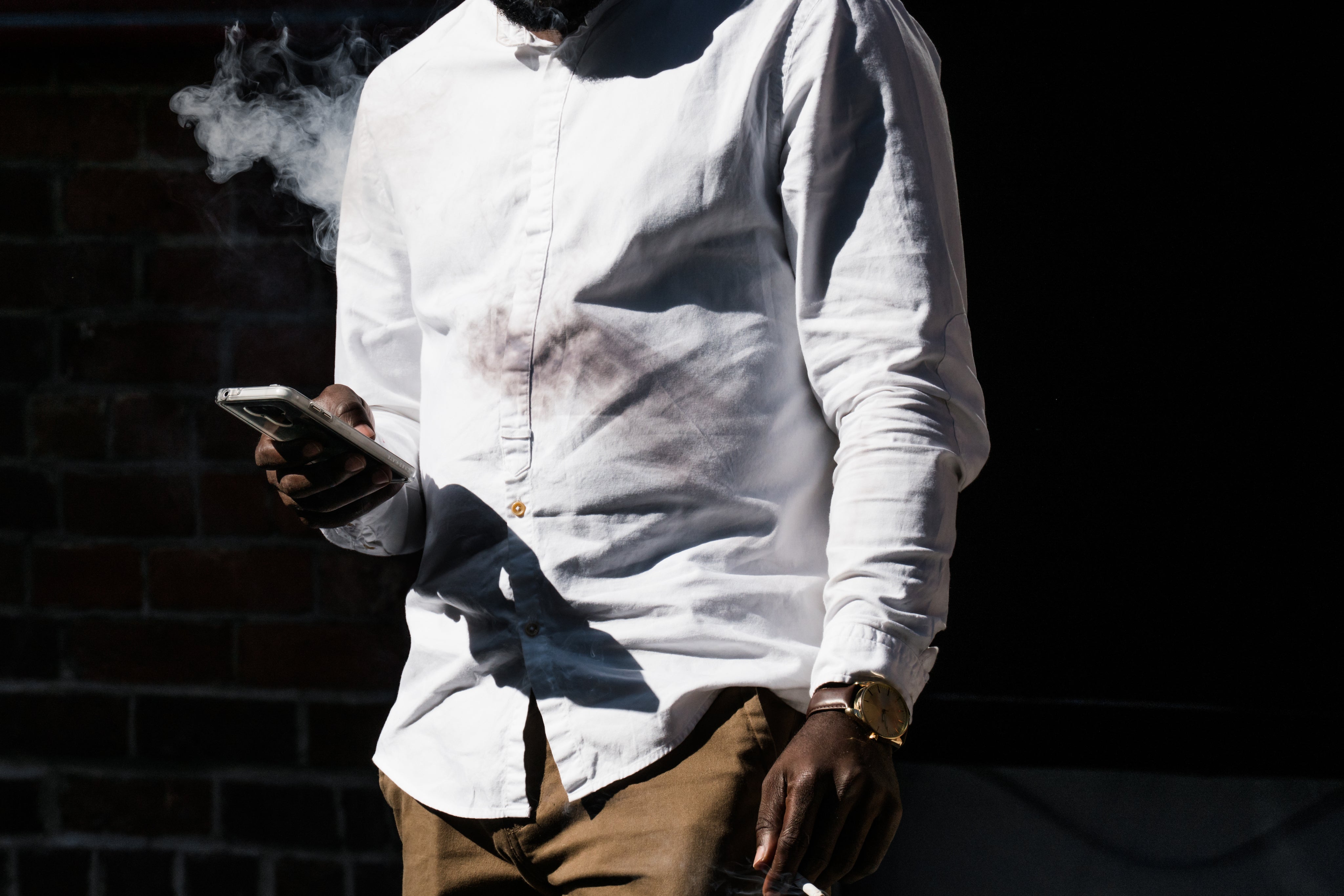 files/man-smooking-and-texting.jpg